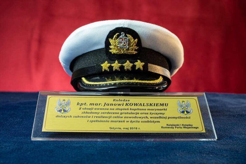 Gratulacje awansu - czapka Marynarki Wojennej plexi Upominki