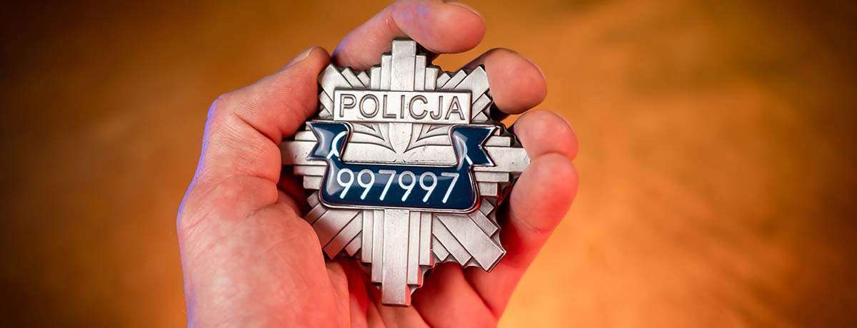 Odznaka policyjna i numer służbowy 