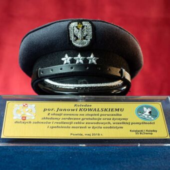 Gratulacje awansu - czapka Sił Powietrznych plexi
